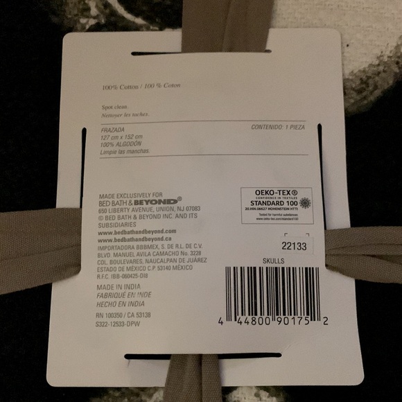 *NWT* Skulls Throw Blanket - Picture 4 of 4